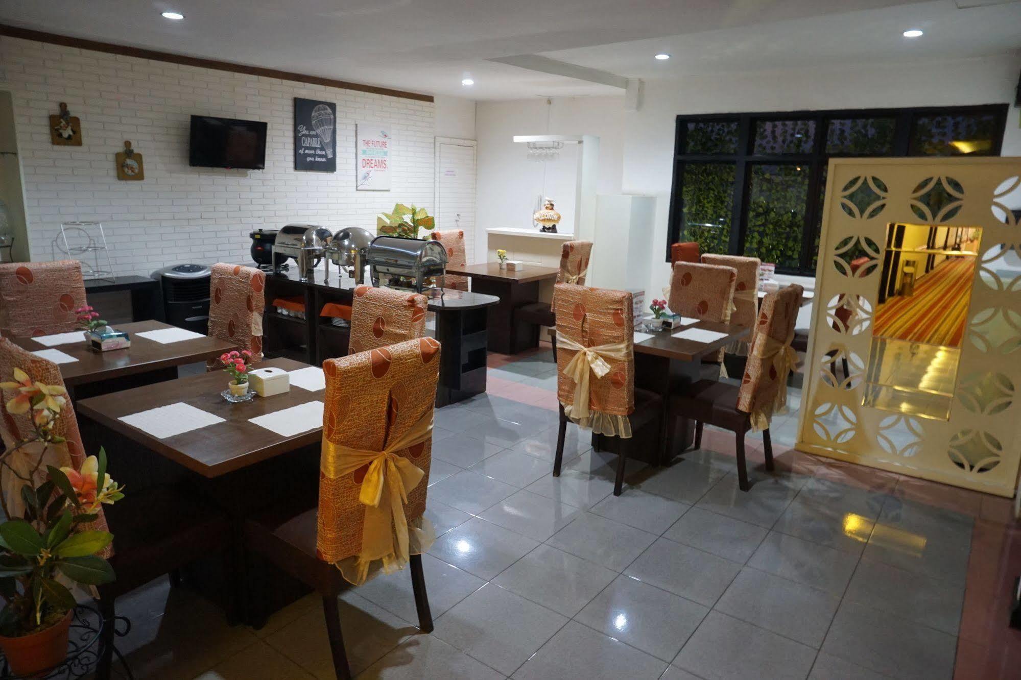 Hotel Mangga Dua Макасар Екстериор снимка