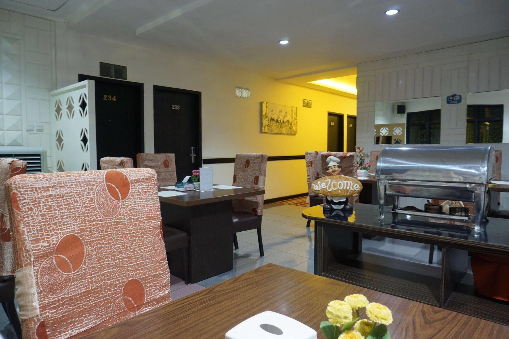 Hotel Mangga Dua Макасар Екстериор снимка