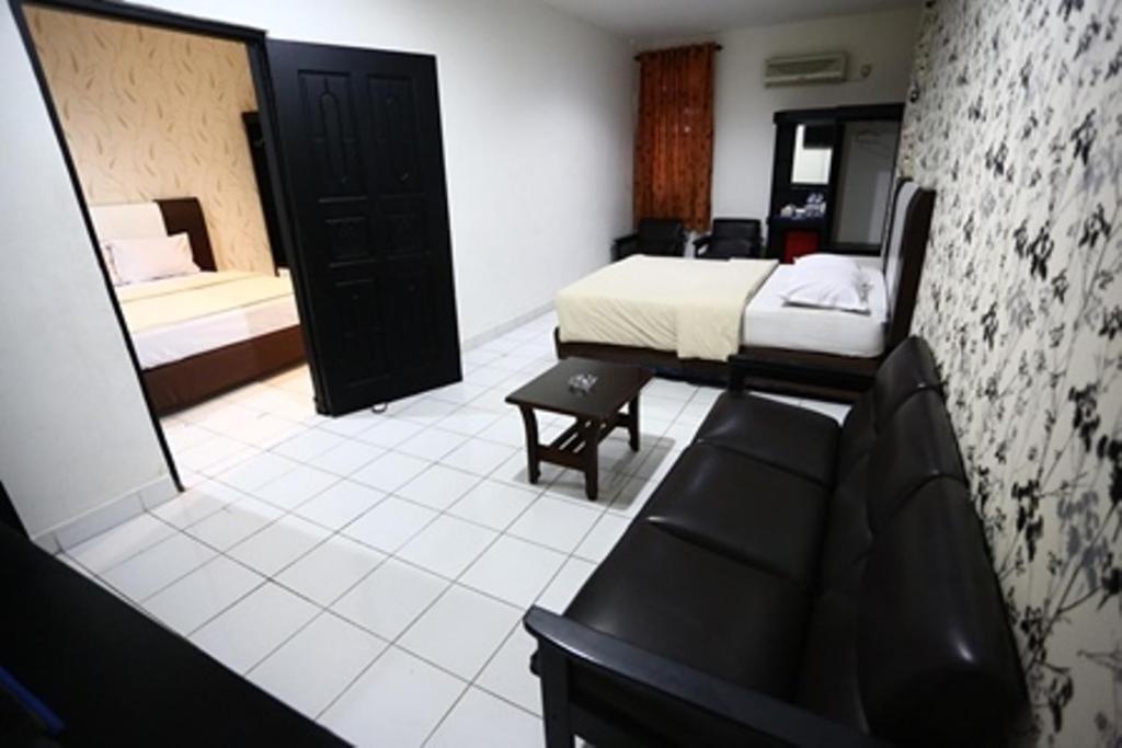 Hotel Mangga Dua Макасар Екстериор снимка